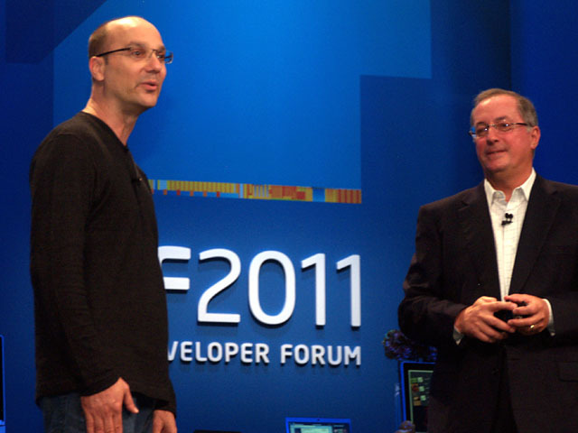 GoogleのAndroidの最重要キーパーソン、Andy Rubin氏がステージに招かれた