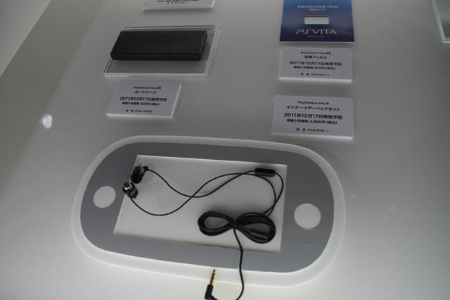 【東京ゲームショウ 2011】予想以上に小さい!?　PSVitaのパッケージやアクセサリーをフォトレポート