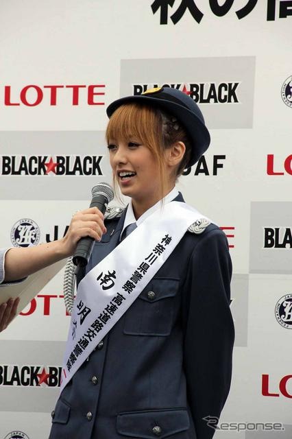 秋の全国交通安全運動のPRイベントに制服姿で登場した福見友子・南明奈・永里亜紗乃。東名道・海老名SA（20日）