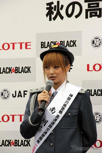 秋の全国交通安全運動のPRイベントに制服姿で登場した福見友子・南明奈・永里亜紗乃。東名道・海老名SA（20日）