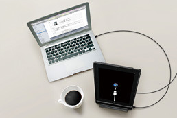 充電しながらiPad 2をiTunesと同期するイメージ（iPad 2/PCは別売）
