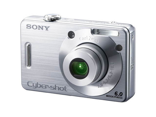 　ソニーは、ISO1,000の高感度に対応した600万画素デジタルカメラ「サイバーショット DSC-W50」を9月8日に発売する。価格はオープンで、予想販売価格は3万円前後の見込み。