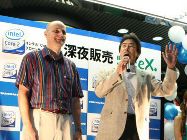 店頭で集まった客に呼びかけるインテル株式会社代表取締役共同社長の吉田和正氏とロビー・スウィヌン氏
