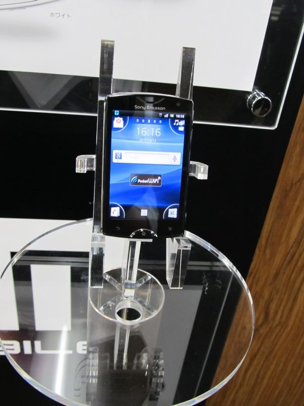 ソニー・エリクソン製のスマートフォン「Sony Ericsson mini」。イー・モバイルとして初のソニー・エリクソン端末となる