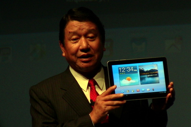 GALAXY TAB 10.1 LTEを紹介するNTTドコモの山田隆持社長