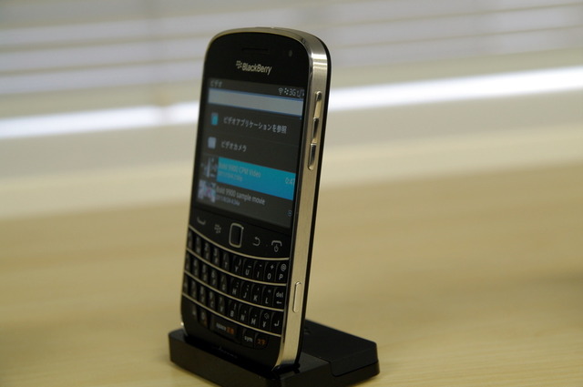 【フォトレポート】タッチパネルと新OS採用の「BlackBerry Bold 9900」 