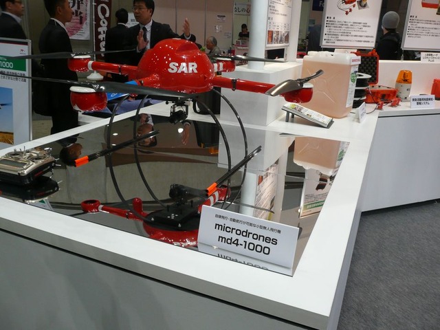 microdrones社のUAV「md4-1000」。4つの電動プロペラで浮上し、上空の一点に留まりながら、地上のPCに映像を送信できる