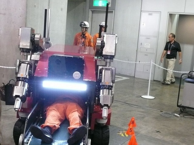 ロボキューによる人命救助のデモンストレーション。内部のベルトコンベアに要救助者が搬送されているところ