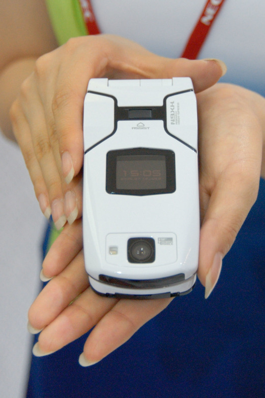 「WIRELESS JAPAN 2006」で展示されていた「N902iX HIGH-SPEED」