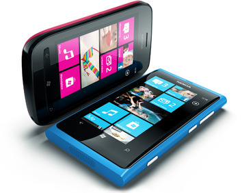 Nokia Lumia 800（右）と710