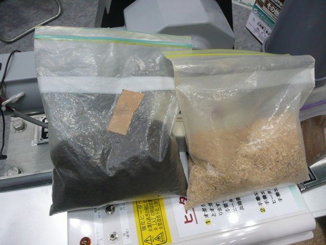 使用前（右）、使用後（左）のオガクズ。使用後のオガクズは栄養満点の肥料になる