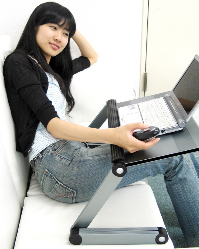 　サンコーは、ノートPC向けのアルミ製携帯デスク「ゴロ寝deスクアルミ」を8月25日に発売する。価格は6,980円。