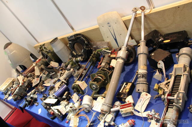 東京国際航空宇宙展2011の航空機部品マーケットではYS-11の部品をはじめ“空のお宝”が注目を集めていた