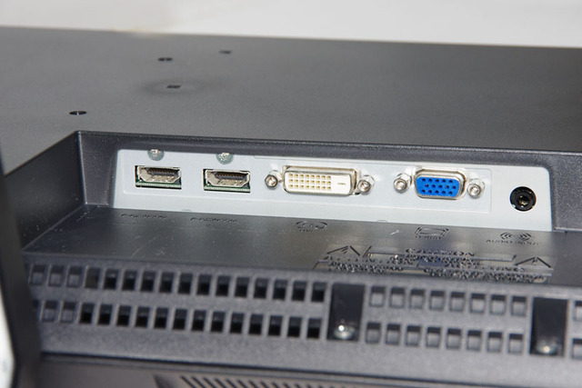 入出力端子はDVI×1、HDMI×2、アナログ×1。アナログ接続をすると動画領域補正など一部の機能が使えなくなる。