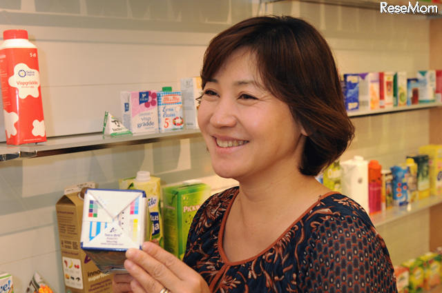 「Tetra Pak」のマークについて説明する桑田氏