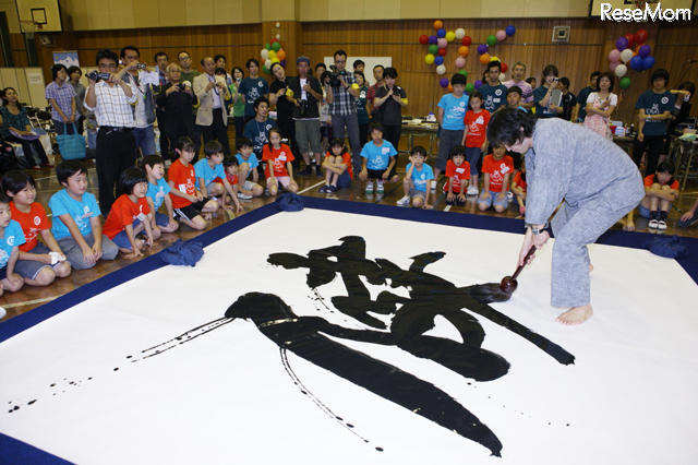 武田双雲先生が講師を務めた「チャレンジしよう！わくわく書道」