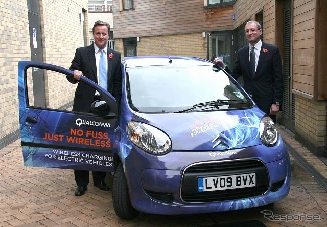 クアルコムがイギリス・ロンドン東部でテストする電磁誘導タイプの充電器に対応した車両。