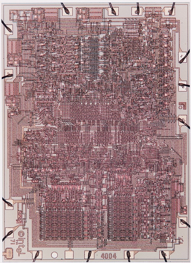 Intel 4004のダイ（四角部分）（1972年撮影）
