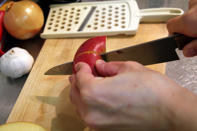 甘辛酢じょうゆタレに使うりんごは皮をむかずにそのまま切ってすり下ろし。