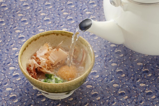 お椀にたっぷりのかつお節と味噌を入れ、お湯を注いで作るお味噌汁「かちゅー湯」