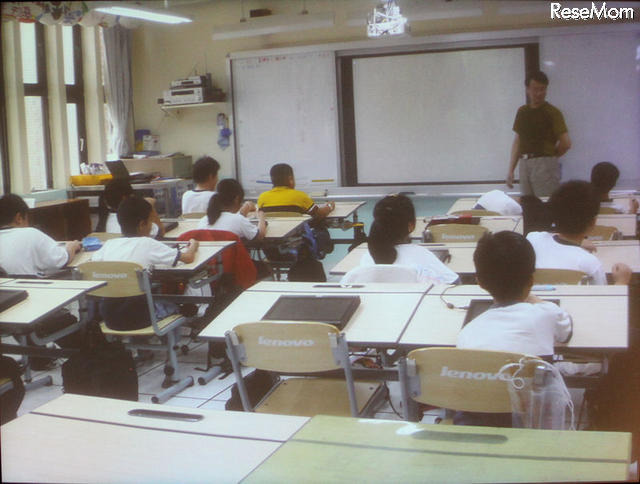 台湾での授業風景。端末は一人1台。椅子の背にはレノボの文字が入るが、日本では考えられないことだ