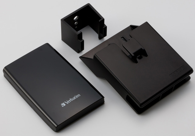 「Verbatim EV 1TB USB3.0 Black」（型番：36417）本体とテレビ背面への取り付け器具