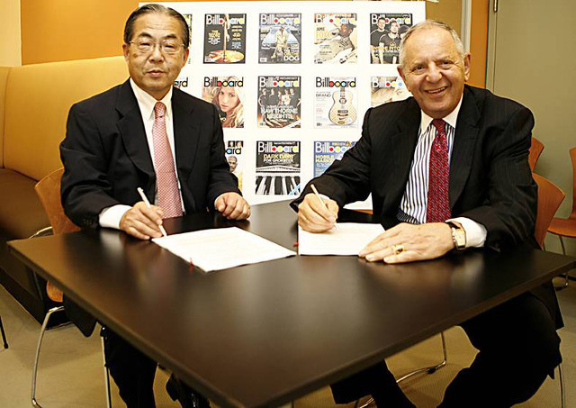 ライセンス署名時の風景。阪神コンテンツリンク代表取締役社長の宮崎恒彰氏およびVNU Business Media Inc. CEOのロバート・クラコフ氏