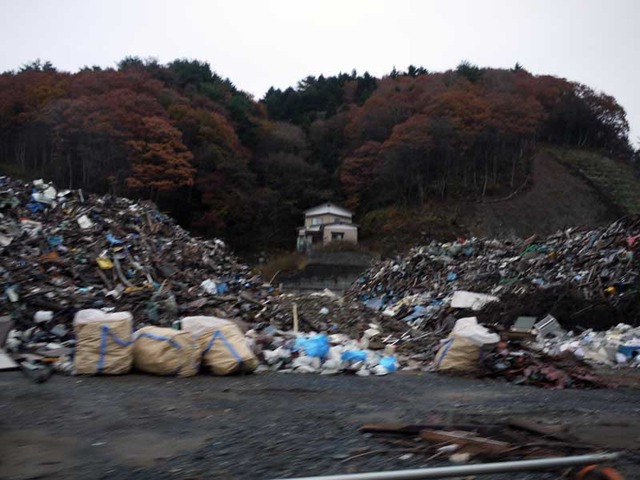 女川町の現在。一軒だけ残っている。