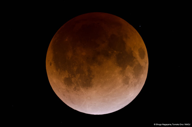 12月10日午後11時22分頃の皆既月食のようす（東京都三鷹市にて）