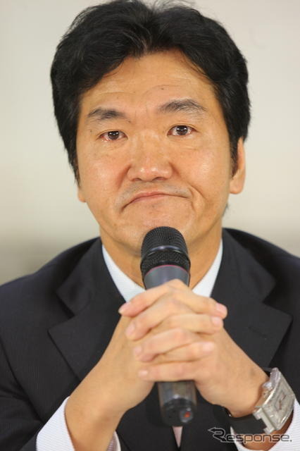 島田紳助引退会見。会見で苦渋の表情を浮かべる島田紳助氏