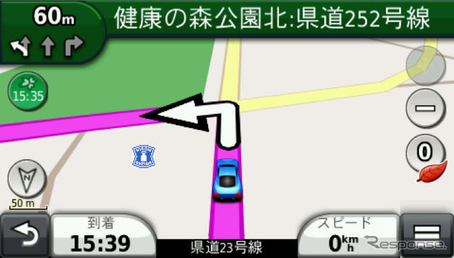 GARMINならではのシンプルで見やすい地図画面。曲がる方向が白い矢印で表示される。左上の転換方法アイコンにレーン情報が表示されていることに注目。