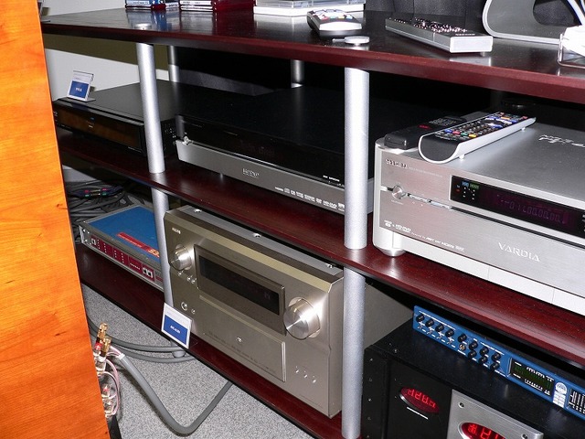 ルーム内で使われている各種機材。HD DVDとBlu-ray両方のプレーヤーが用意されている