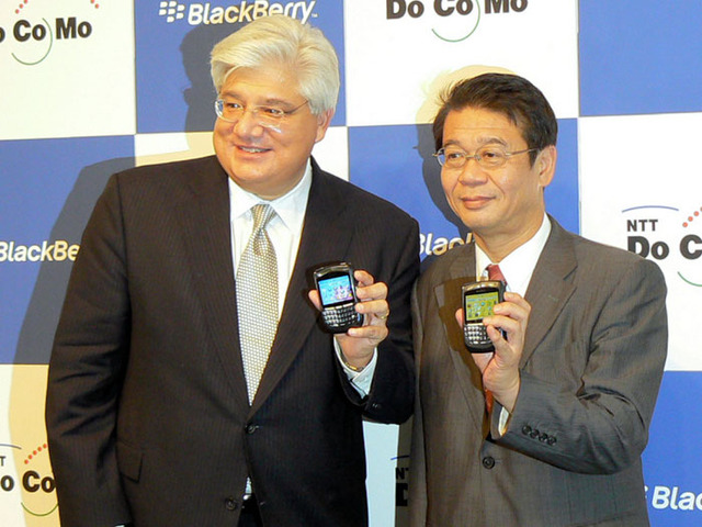 BlackBerry 8708hを披露するResearch In Motion Limitedの社長兼共同最高経営責任者のMike Lazaridis氏（左）とNTTドコモ取締役常務執行役員 法人営業本部長の星沢秀郎氏（右）