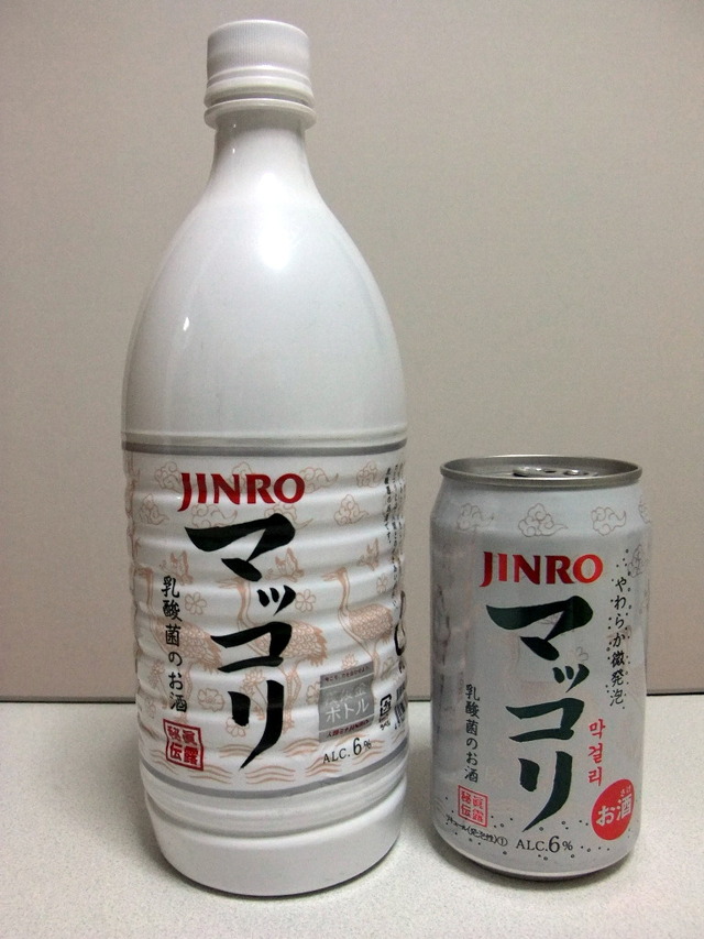 韓国の伝統酒であり、乳酸菌を発酵させてつくったヘルシーなお酒、それがマッコリ。左がボトルの「JINROマッコリ」1000nl、右は「JINRO CANマッコリ」350ml。缶は微炭酸です