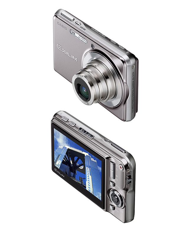 　カシオ計算機は、720万画素コンパクトデジタルカメラ「EXILIM CARD EX-S770」を10月13日に発売する。価格はオープンで、実売予想価格は5万円前後。