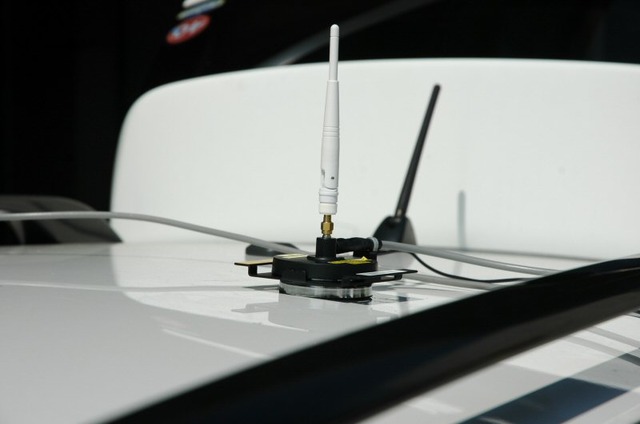 クルマの上には、モバイルWiMAX用の受信アンテナと、GPS用のアンテナが立っている