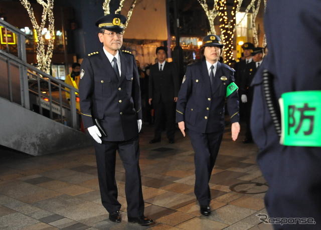 一斉警戒で巡視する樋口警視総監（22日/東京・原宿表参道）