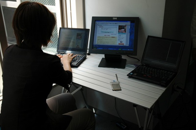 モバイルWiMAX通信カードを挿入し、ノートパソコンで、インターネットとストリーミングの試験を実施