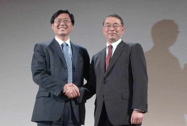 レノボ・グループCEO ユアンチン・ヤン氏（左）とNEC代表取締役 執行役員社長 遠藤信博氏（右）