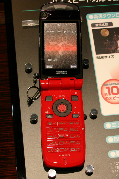 HSDPA対応「N902iX HIGH-SPEED」の新色「メテオレッド」も展示されている。12月に発売される予定