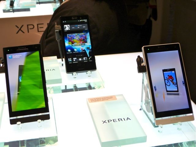 「Xperia S」（手前）はホワイト、ブラックのカラーバリエーションを用意。AT&T向けの「Xperia ion」はブラックのみ