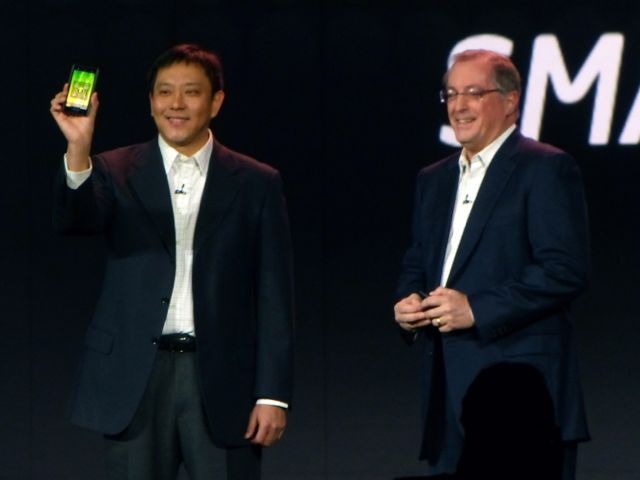 Atom搭載スマートフォンを発表するIntel CEOのPaul Otellini氏（右）とLenovo