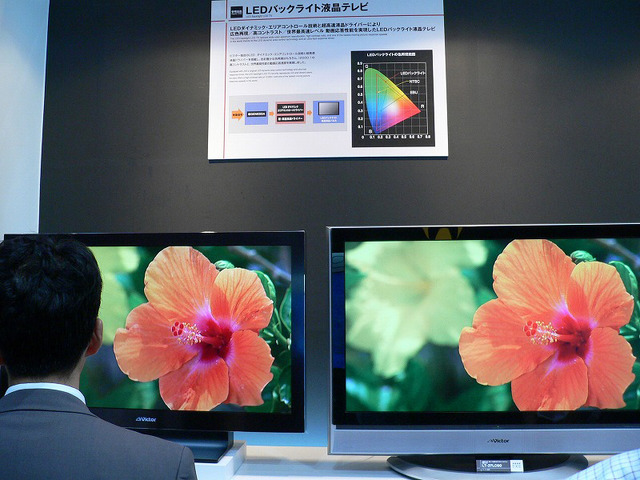 バックライトに3色（RGB）のLEDを採用した液晶テレビ。LEDの明るさを3色それぞれで調整することで色再現性の向上や省電力化が図れるという