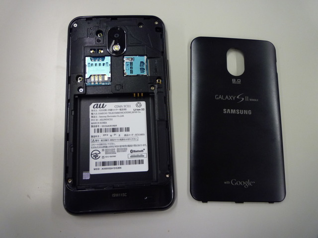 裏面カバーを外すと、microSDと、SIMのスロットがある