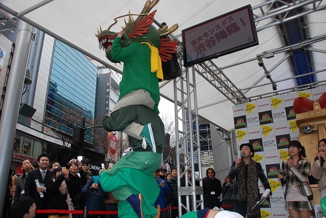 渋谷109に巨大モンスダスが登場!?　ドラコレガールズも駆けつけた『ドラゴンコレクション』渋谷降臨ステージ 