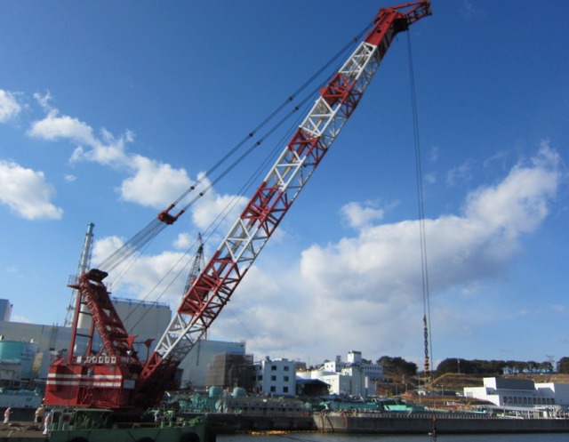 起重機船による支障物撤去作業（1月14日撮影）