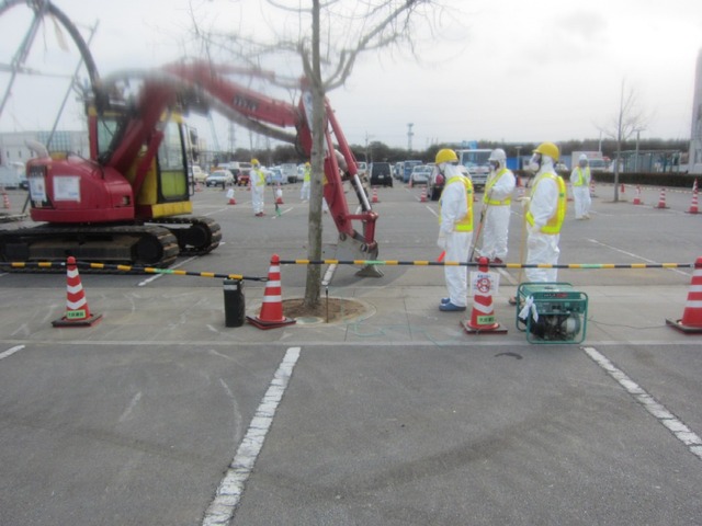 免震重要棟駐車場 ダスト・小ガレキ集じん作業（1月9日撮影）