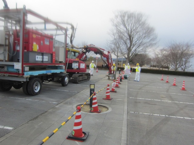 免震重要棟駐車場 ダスト・小ガレキ集じん作業（1月9日撮影）