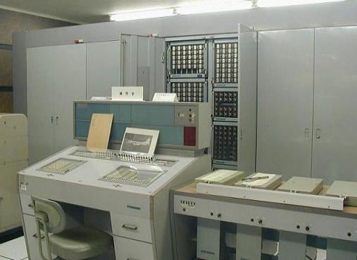 「FACOM128B」。国産初のリレー式商用計算機FACOM128Aの機能強化版として1959年に製造され、現在も稼動しているという