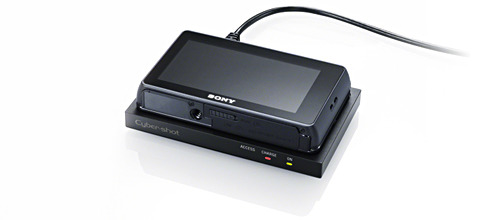 「DSC-TX300V」：同梱の「マルチステーション」に置くだけで充電できるイメージ